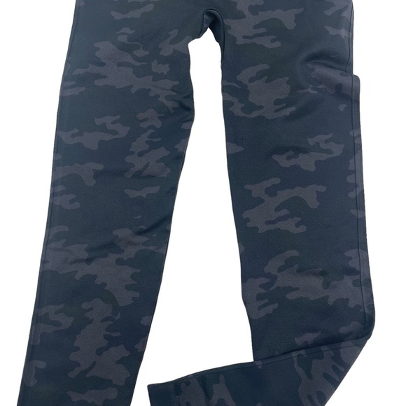 Spanx Look at Me Now Womens Size Medium Seamless Cropped Leggings Black Camo NWT - Picture 8 of 13